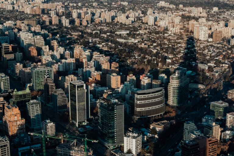 Hay muchos tipos de propiedades en Santiago, como oficinas
